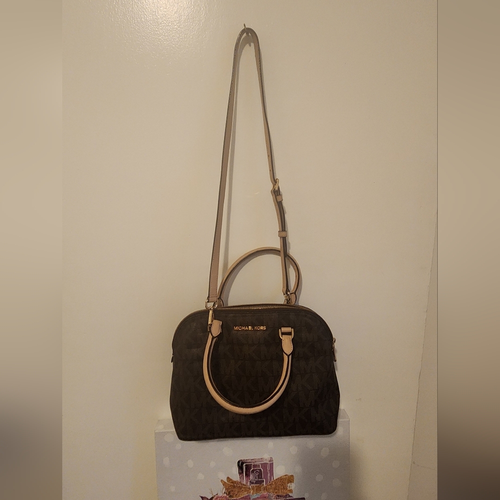 LIKE NEW MICHAEL KORS CROSSBODY